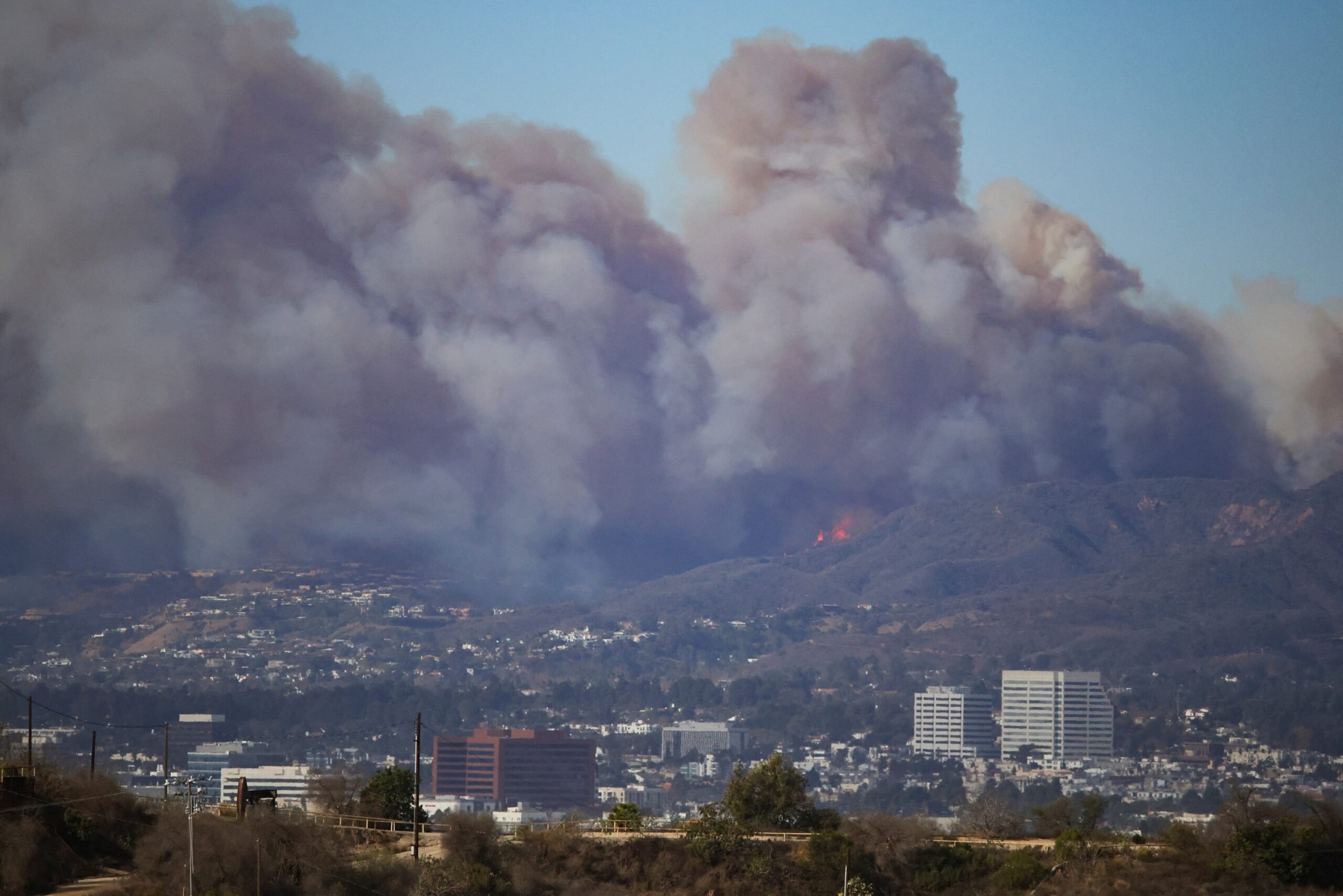 Fire in Los Angeles Today: Structure Fire Breaks Out as LAFD Battles Large Blaze