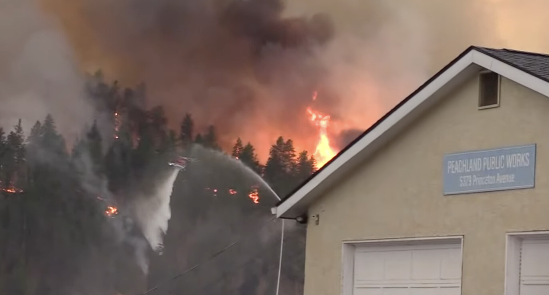 Peachland Fire Today: Emergency Crews Battle Fast-Moving Blaze as Residents Near Trepanier Creek Face Immediate Evacuation Orders